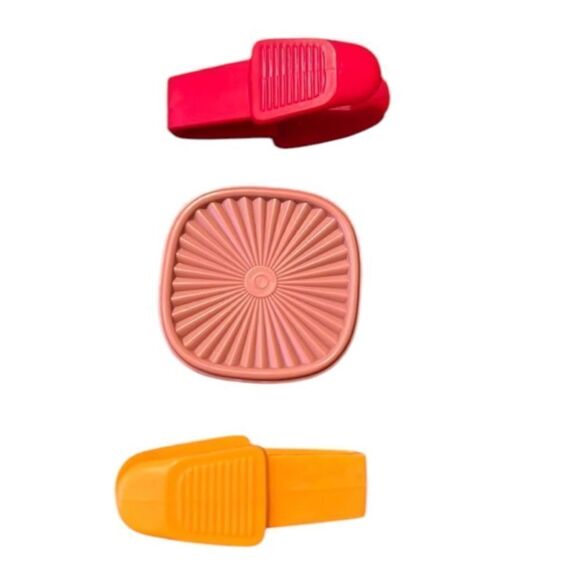 NWOT vintage 1980’s Tupperware 2 strawberry hullers 1 magnet - Picture 1 of 4